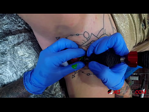 ❤️ Ekstremno tetovirana zgoda Sully Savage tetovirala se na klitorisu ️ Porno video na bs.naffuck.xyz ️❤